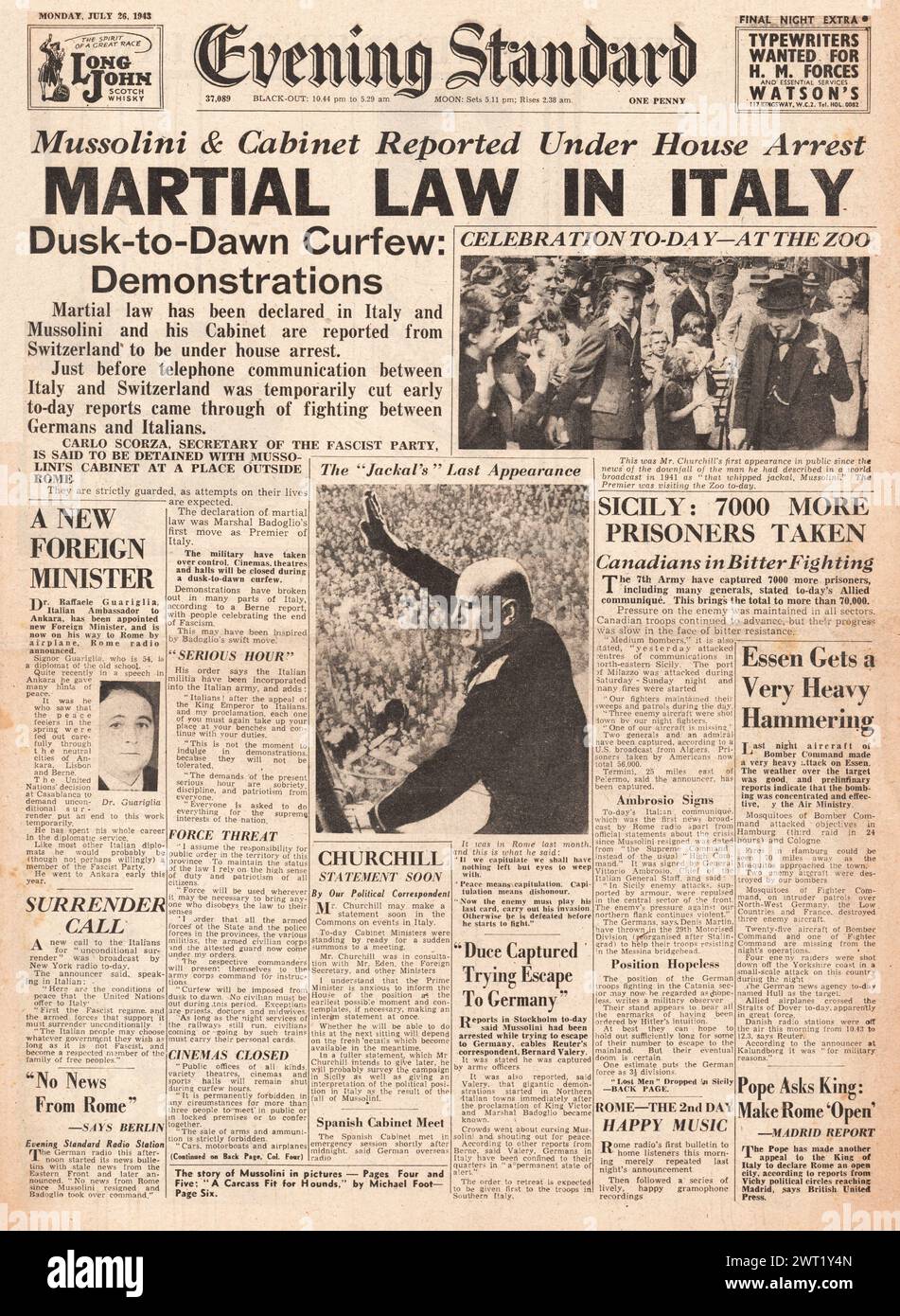 1943 Evening Standard front page reporting Mussolini dismissed and Pietro Badoglio is new new Italian Premier Stock Photo