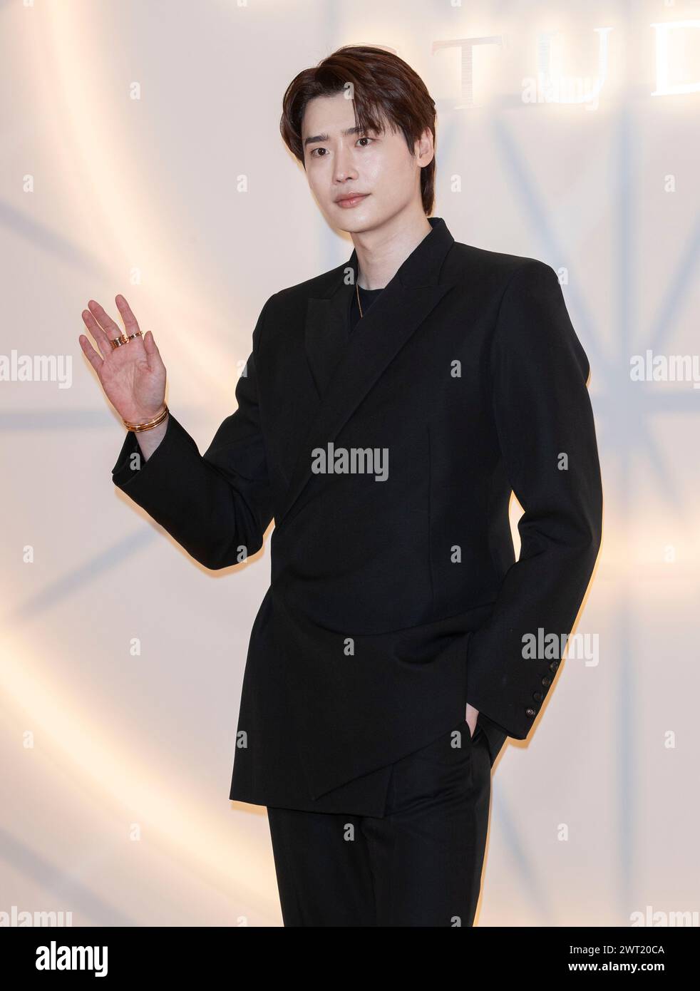 South Korean actor Lee Jong-suk waves during a promotional event for South  Korea's tourism in Shanghai, China, 9 September 2015 Stock Photo - Alamy, image size:982x1390