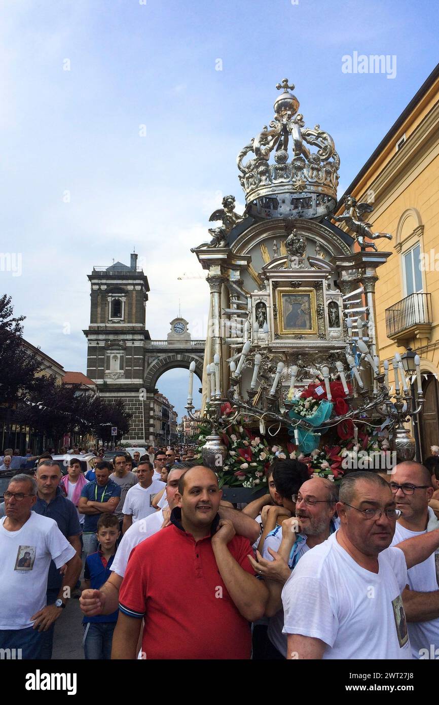The bearers with the picture of Our Lady and behind the Arch of the ...