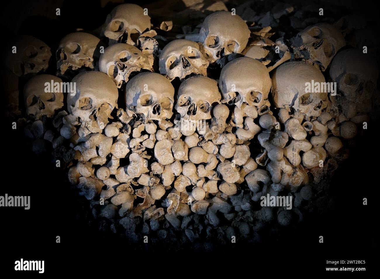 Internal view of Fontanelle cemetery. Over 40,000 skulls and skeletons of people, victims of the great plague of 1656 and the cholera of 1836, are kep Stock Photo