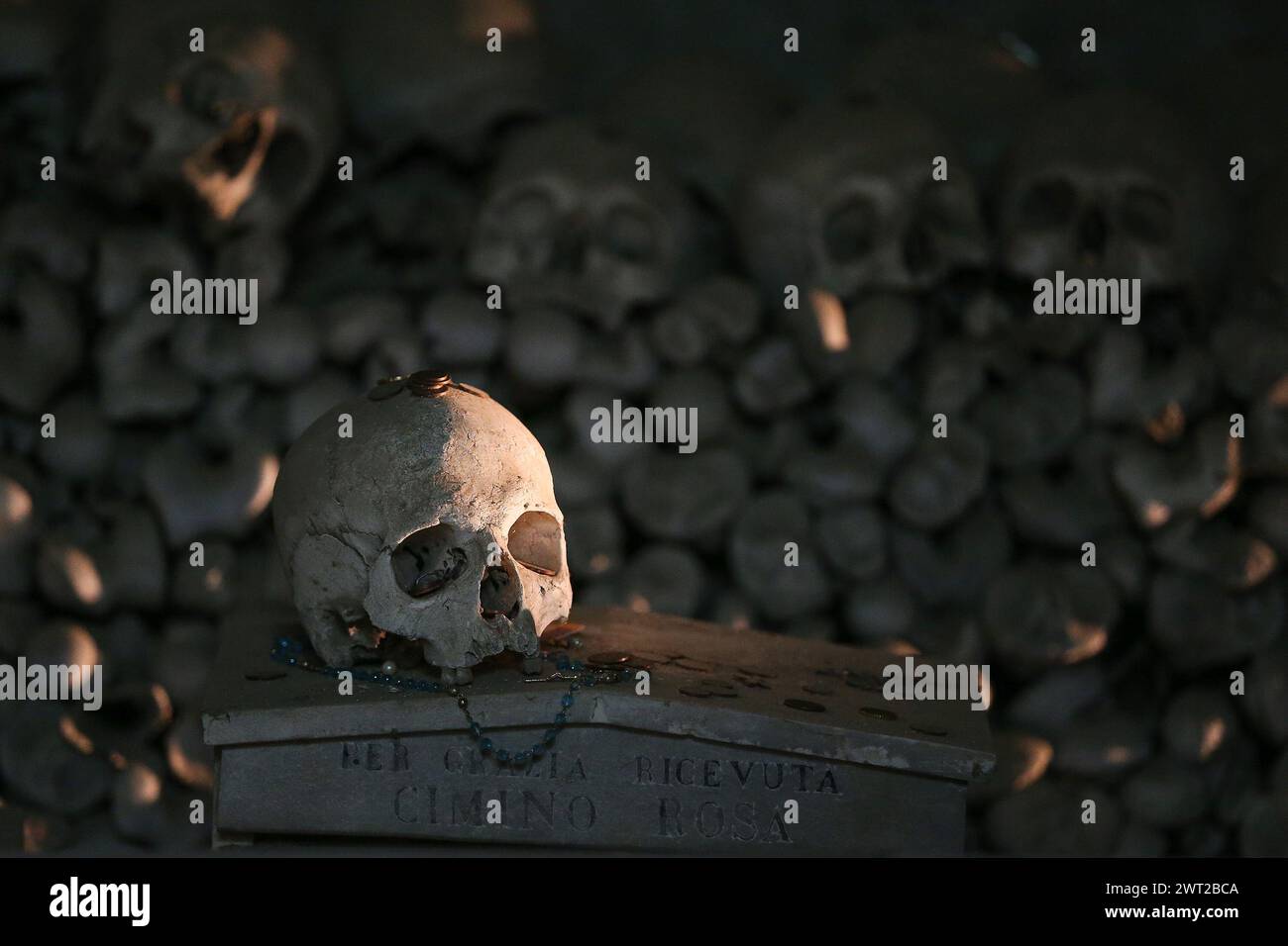 Internal view of Fontanelle cemetery. Over 40,000 skulls and skeletons of people, victims of the great plague of 1656 and the cholera of 1836, are kep Stock Photo