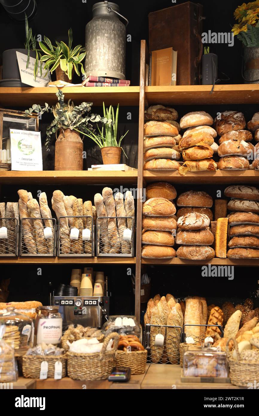 Vials tipos de pan en una panaderia en madrid hires stock photography