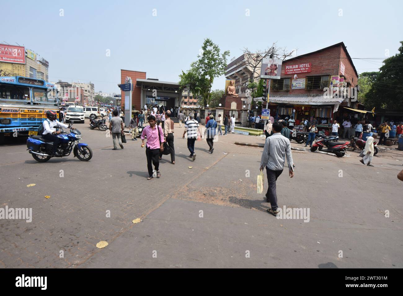 kolkata-marked-a-historic-day-on-friday-as-jubilant-crowds-thronged-the