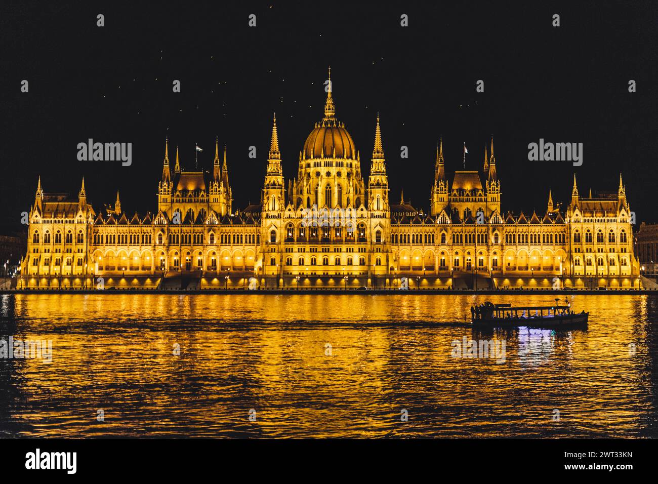 Parliament building at night hi-res stock photography and images - Alamy