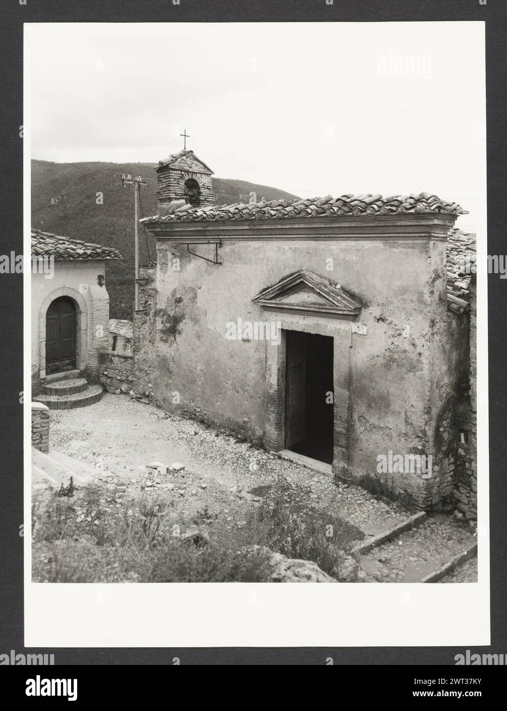Lazio Rieti Roccantica S. Caterina. Hutzel, Max 1960-1990 Exterior views of the church facade. All interior views of the late gothic frescoes by Pietro Coleberti da Priverno (1430). German-born photographer and scholar Max Hutzel (1911-1988) photographed in Italy from the early 1960s until his death. The result of this project, referred to by Hutzel as Foto Arte Minore, is thorough documentation of art historical development in Italy up to the 18th century, including objects of the Etruscans and the Romans, as well as early Medieval, Romanesque, Gothic, Renaissance and Baroque monuments. Image Stock Photo