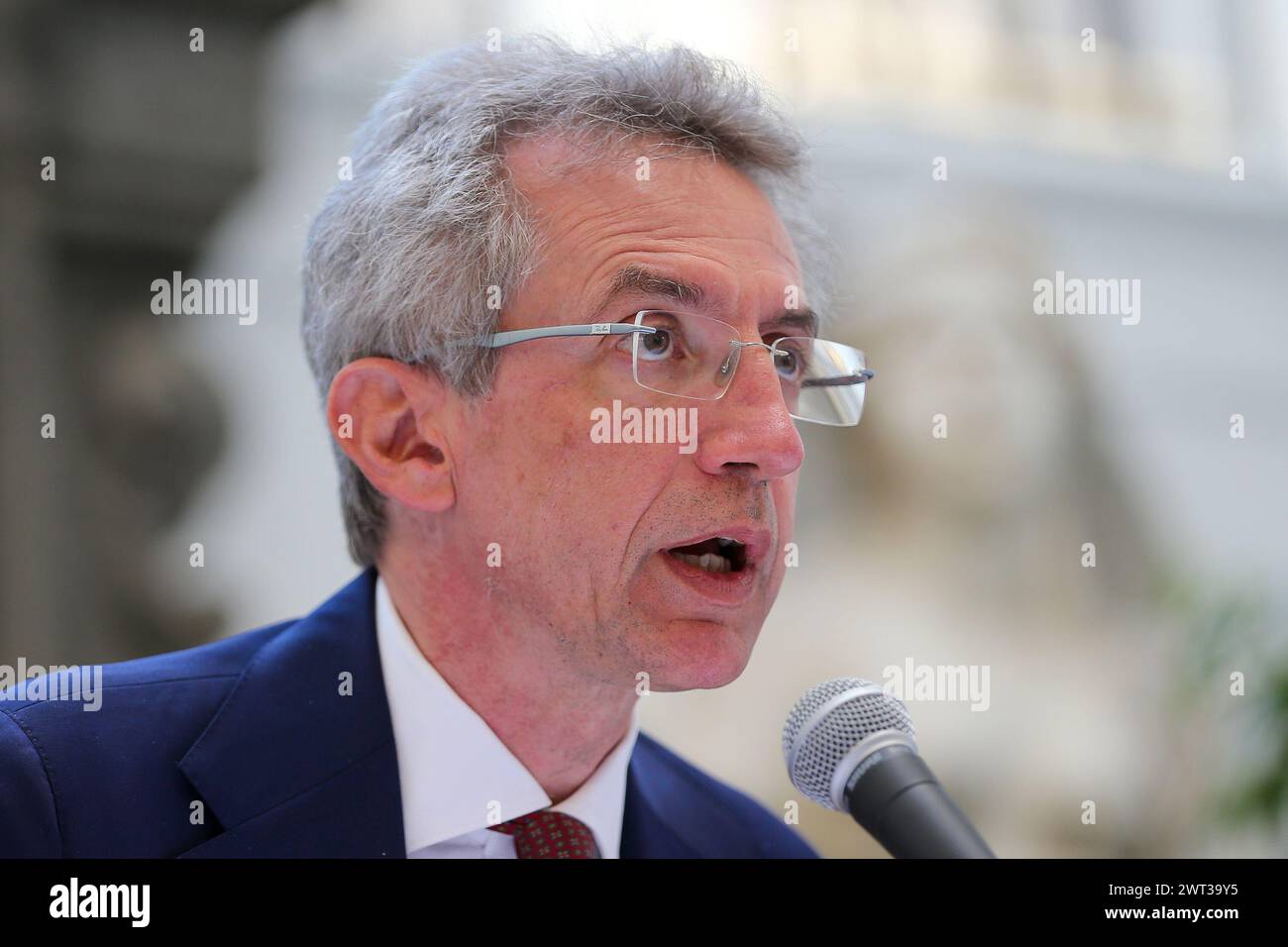 The candidate for mayor of Naples, Gaetano Manfredi, during the press