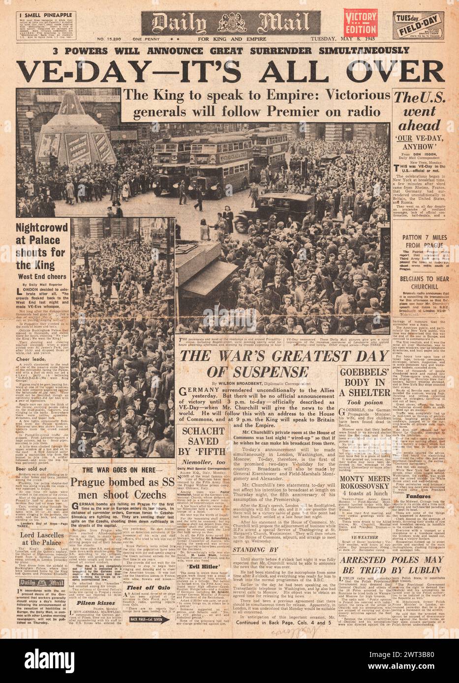 1945 Daily Mail front page reporting VE Day and Surrender of Nazi Germany Stock Photo