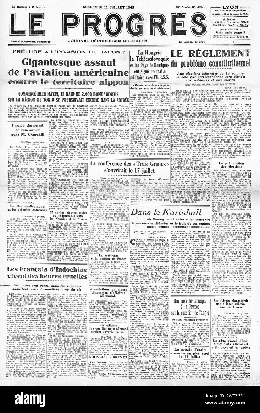 1945 Le Progres front page reporting Huge bombing raids on Japan Stock Photo