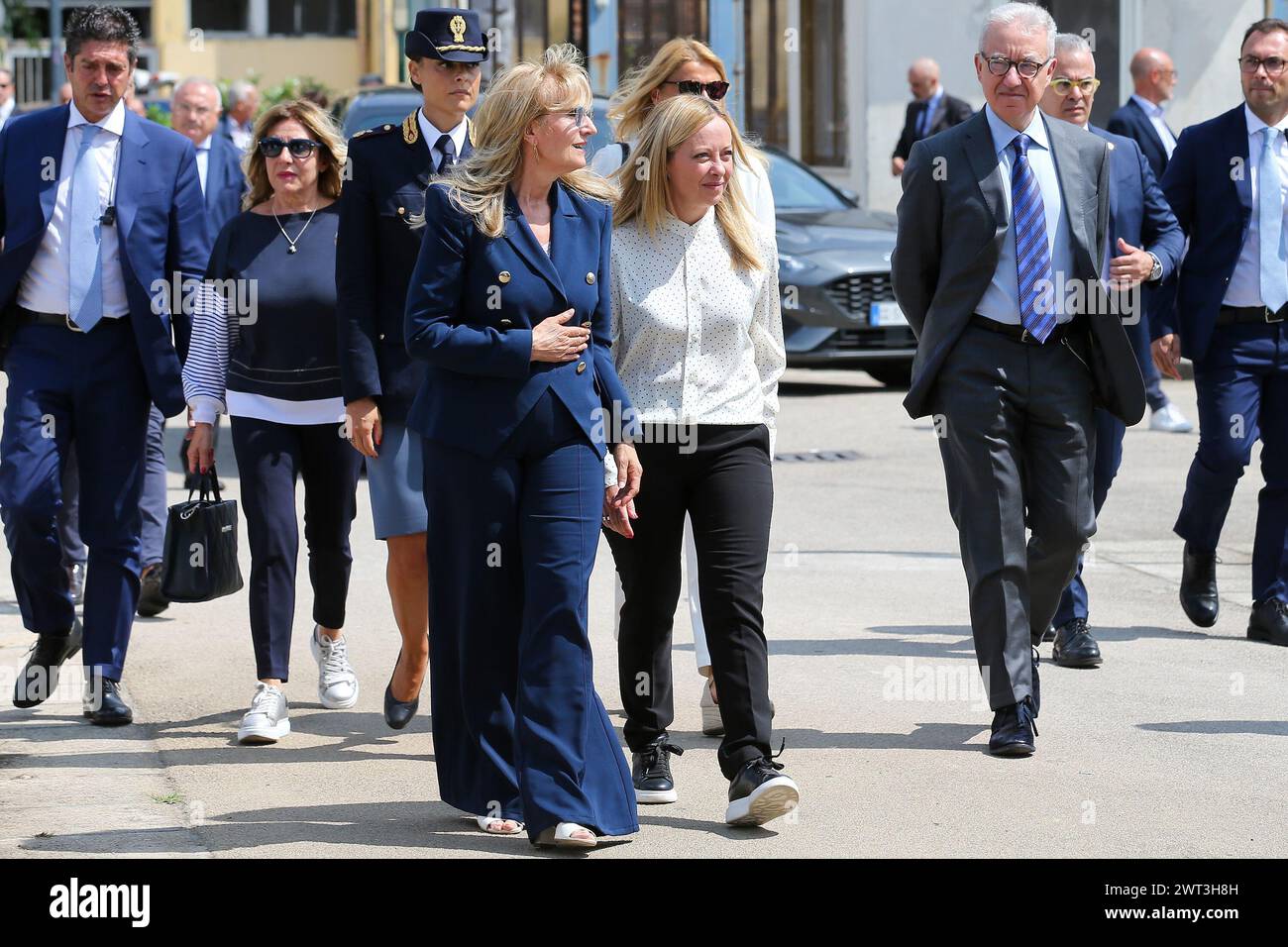 The Prime Minister, Giorgia Meloni, meets the director of the school ...