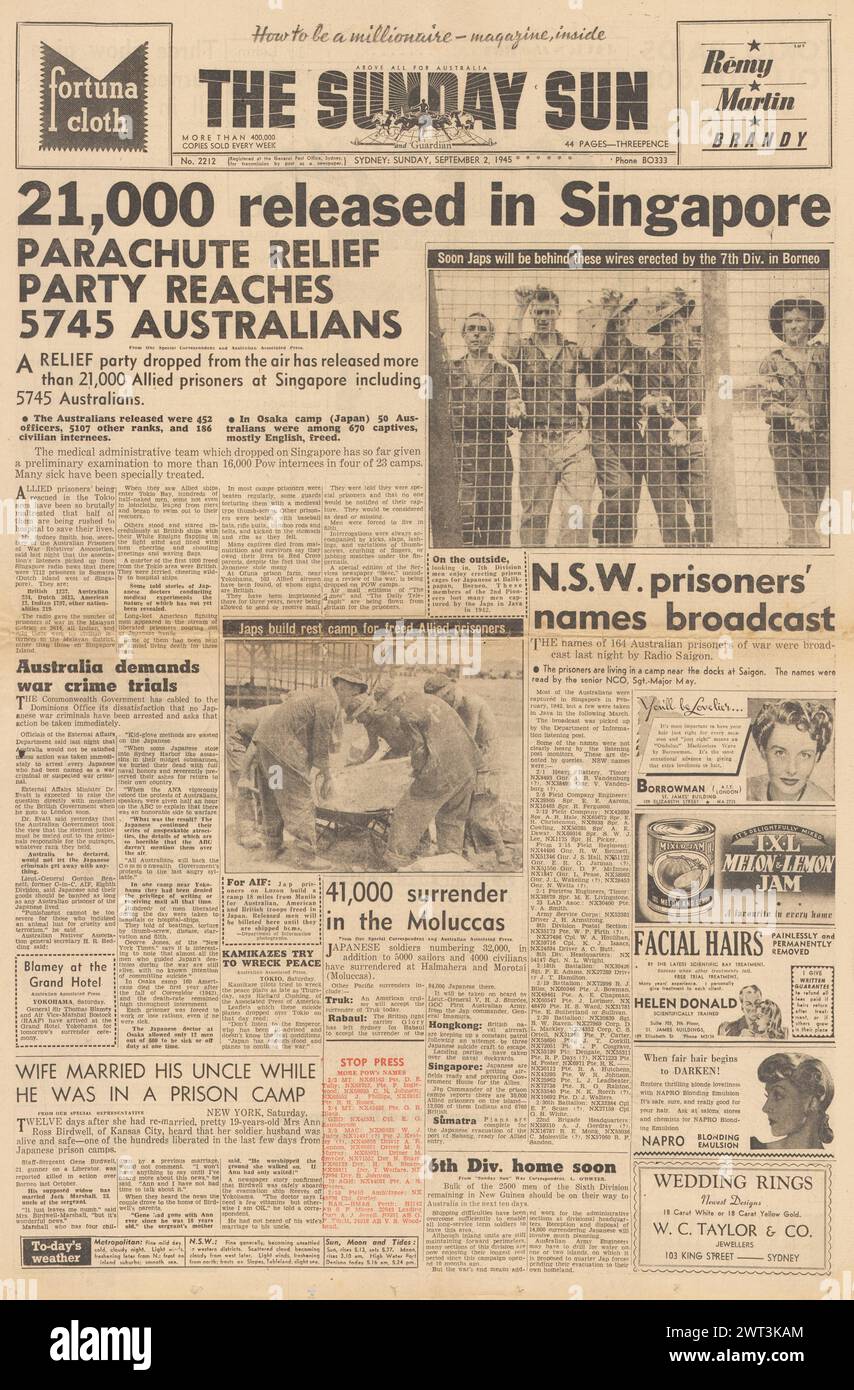 1945 The Sunday Sun front page reporting Release of POWs in Singapore Stock Photo