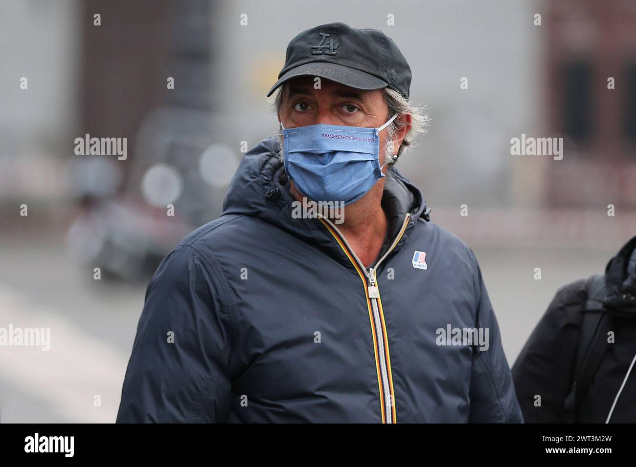 The director Paolo Sorrentino, on the set of his new film, EÕ Stata La ...