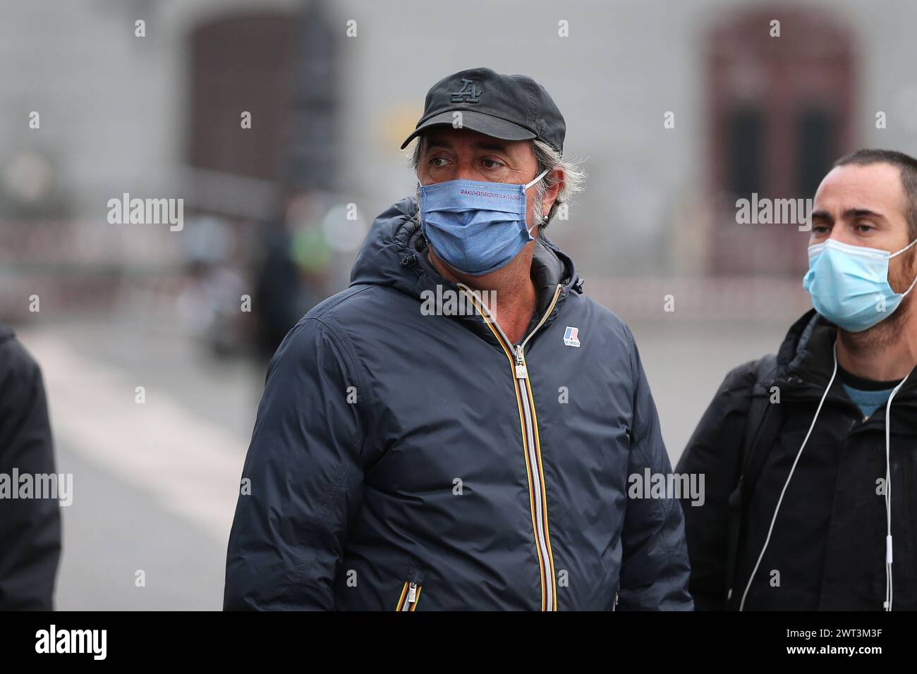 The director Paolo Sorrentino, on the set of his new film, EÕ Stata La ...