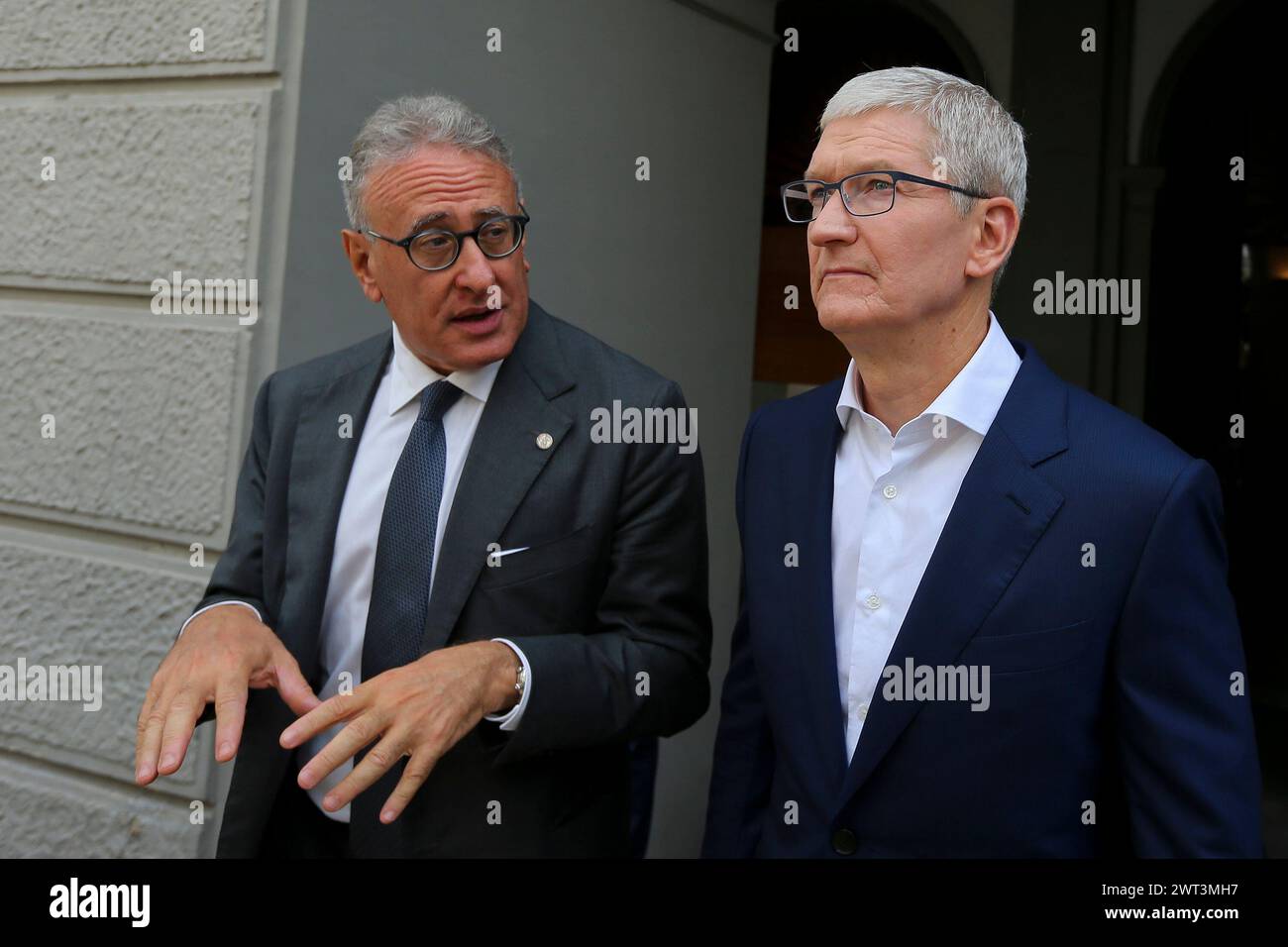 The CEO of Apple, Tim Cook, with the rector Matteo Lorito (on left ...