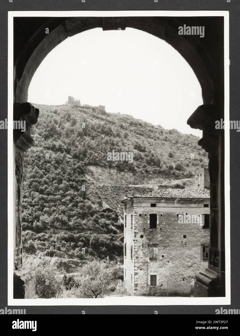 Lazio Frosinone Roccasecca Panoramic views. Hutzel, Max 1960-1990 Post-medieval: Architecture. Panoramic views of the city. German-born photographer and scholar Max Hutzel (1911-1988) photographed in Italy from the early 1960s until his death. The result of this project, referred to by Hutzel as Foto Arte Minore, is thorough documentation of art historical development in Italy up to the 18th century, including objects of the Etruscans and the Romans, as well as early Medieval, Romanesque, Gothic, Renaissance and Baroque monuments. Images are organized by geographic region in Italy, then by pro Stock Photo