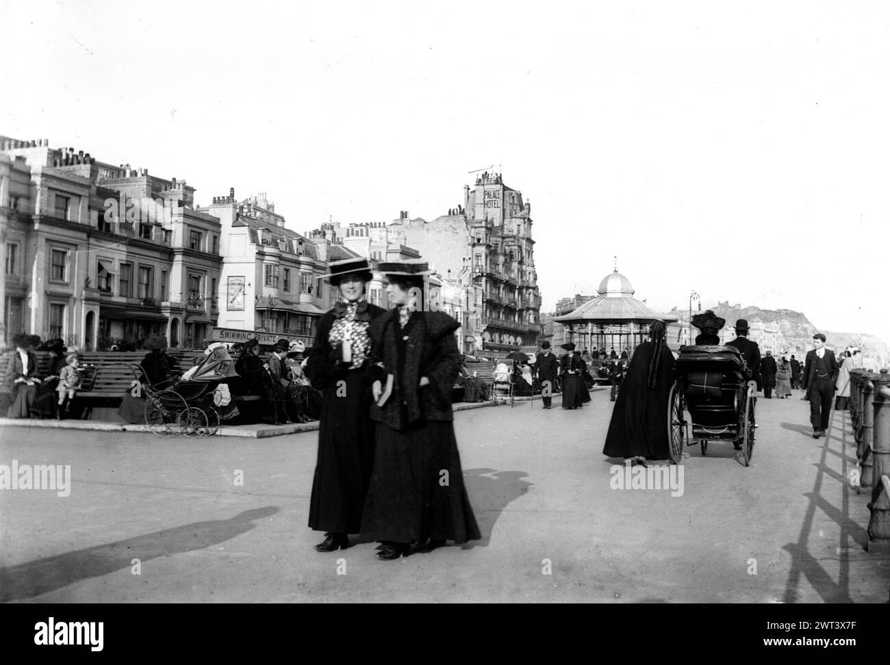 Elegant well dressed ladies promenading along the seafront at Margate, Kent, 1904 Stock Photo