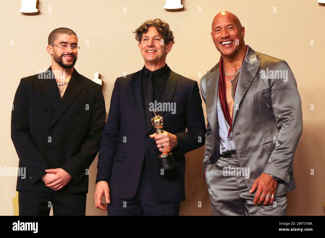 Jonathan Glazer mit dem Oscar fur den besten internationalen Film The Zone of Interest mit Bad Bunny und Dwayne Johnson im Press Room der Oscar Verleihung 2024 96th Annual Academy Awards