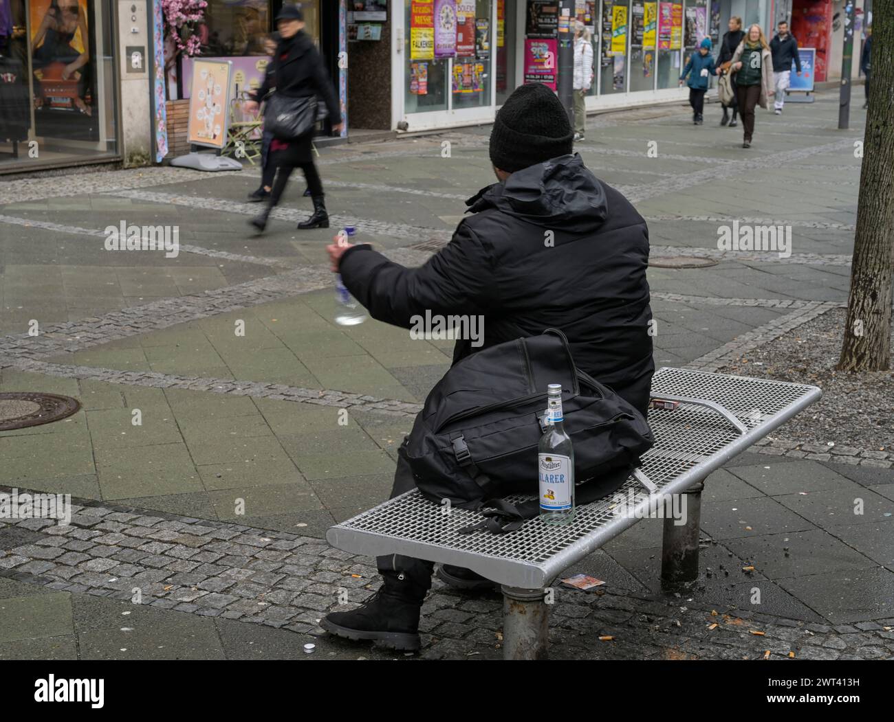 Alkoholiker, Wilmersdorfer Straße, Charlottenburg, Berlin, Deutschland Stock Photo