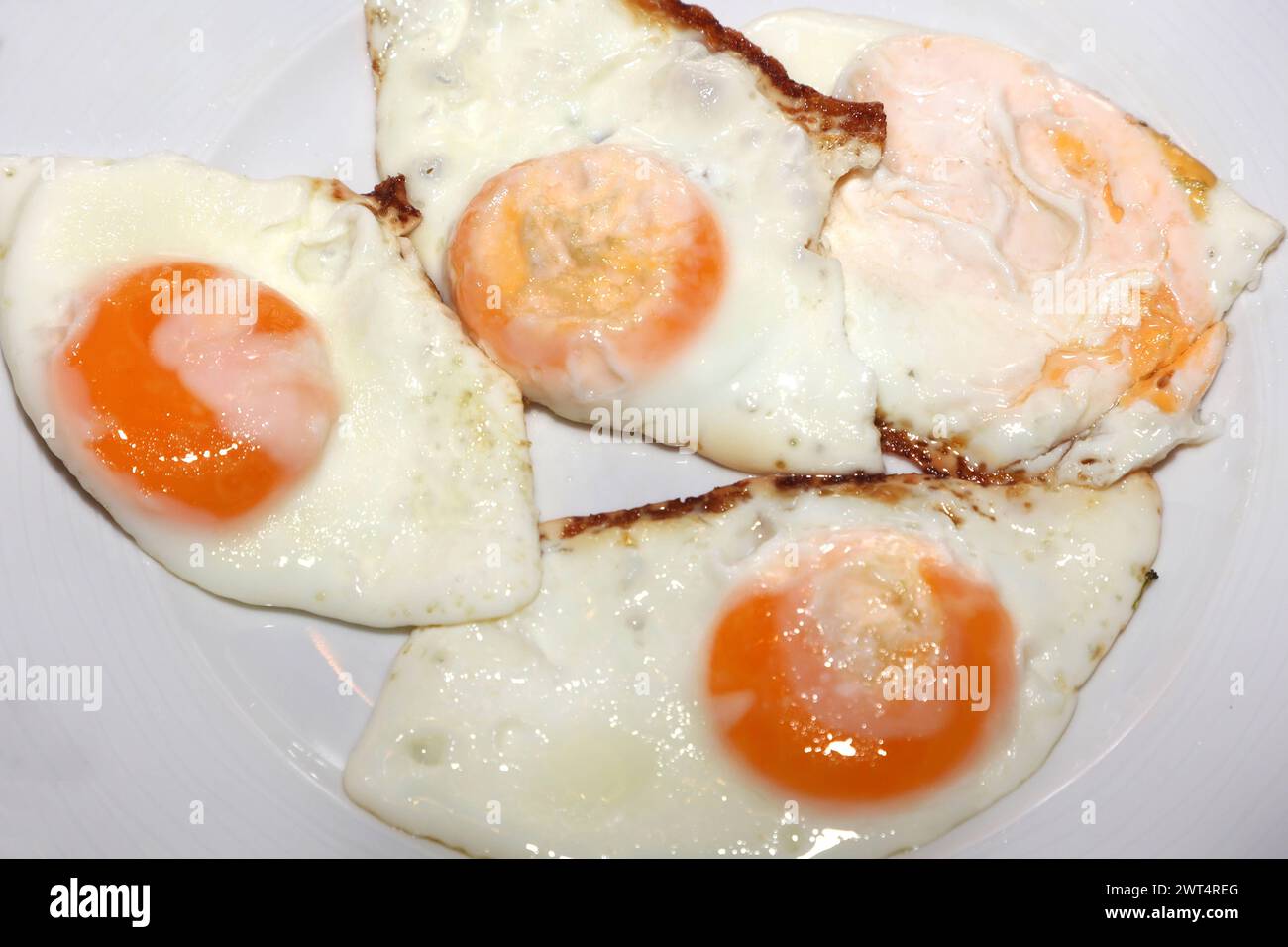 Spiegeleier als schnelle Mahlzeit Spiegeleier liegen fertig zubereitet auf einem Teller. *** Fried eggs as a quick meal Fried eggs are ready-prepared on a plate Stock Photo