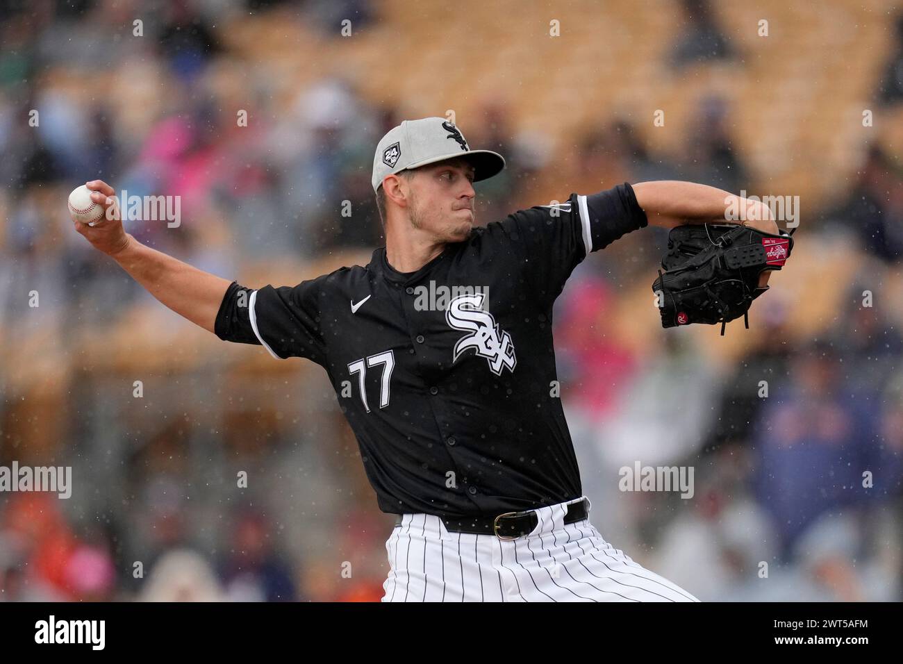 Chicago White Sox starting pitcher Chris Flexen throws to a Chicago