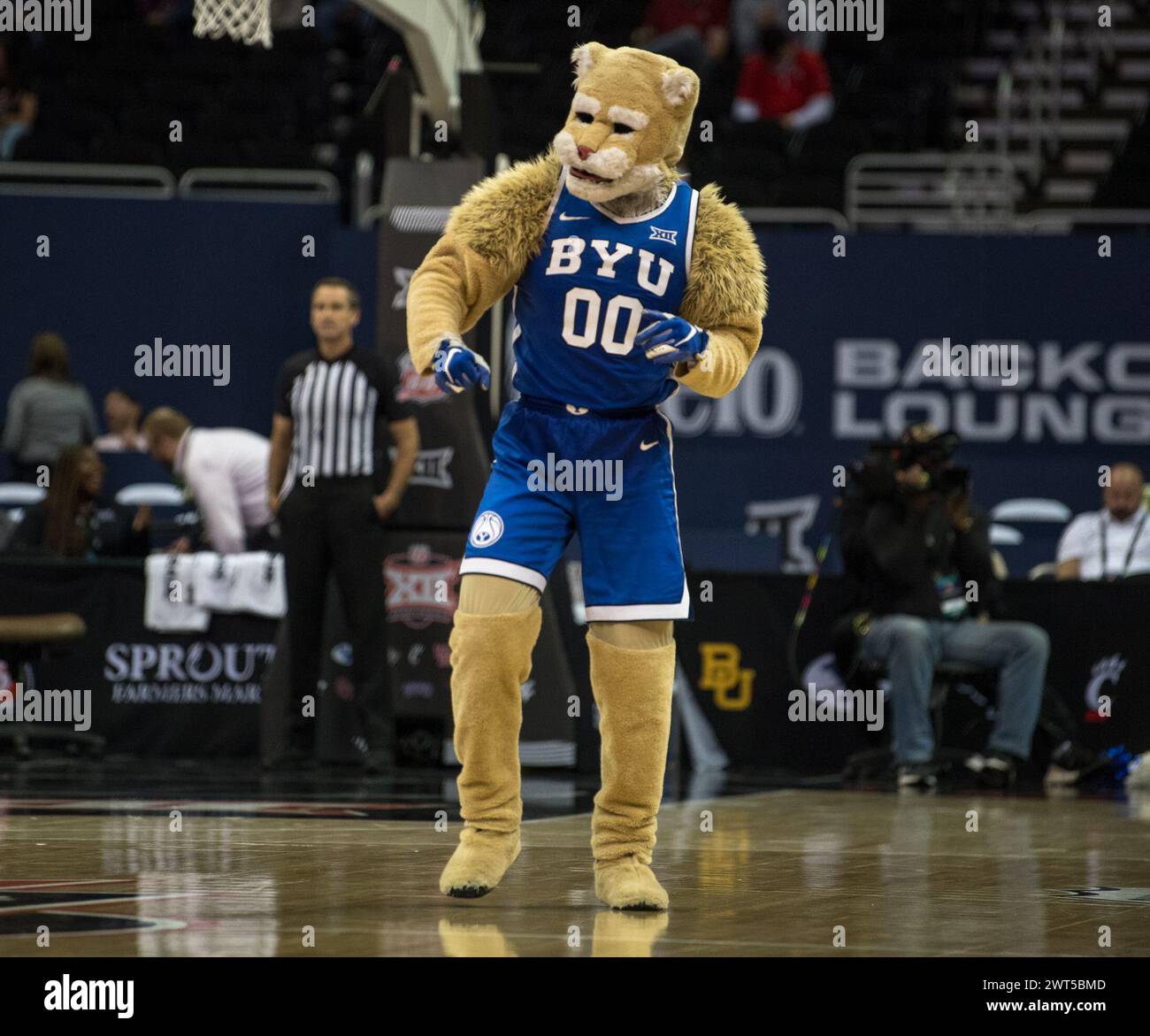 Kansas City, Missouri, USA. 14th Mar, 2024. BYU Cougar Mascot Cosmo the