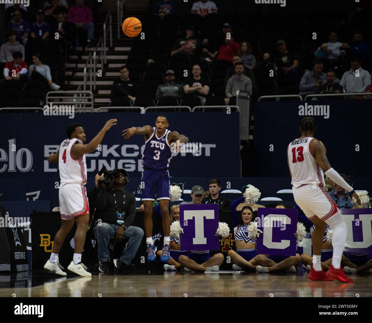 Kansas City, Missouri, USA. 14th Mar, 2024. TCU (3) G Avery Anderson III throws lop pass to center court.Phillips 66 Big 12 Men's Basketball Championship Quarterfinal. (Credit Image: © James Leyva/ZUMA Press Wire) EDITORIAL USAGE ONLY! Not for Commercial USAGE! Stock Photo
