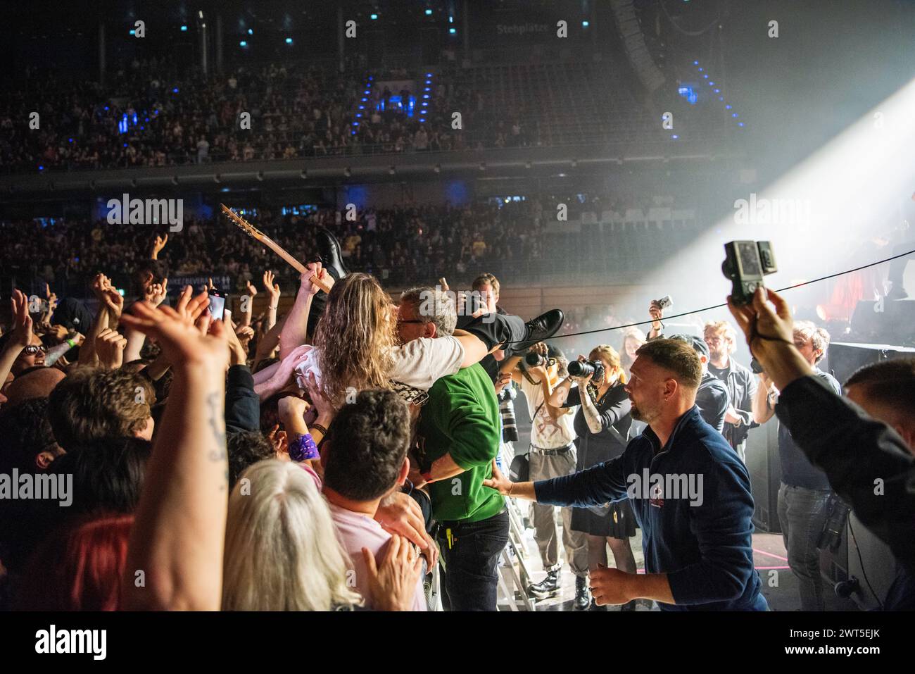 idles-gitarrin-hi-res-stock-photography-and-images-alamy