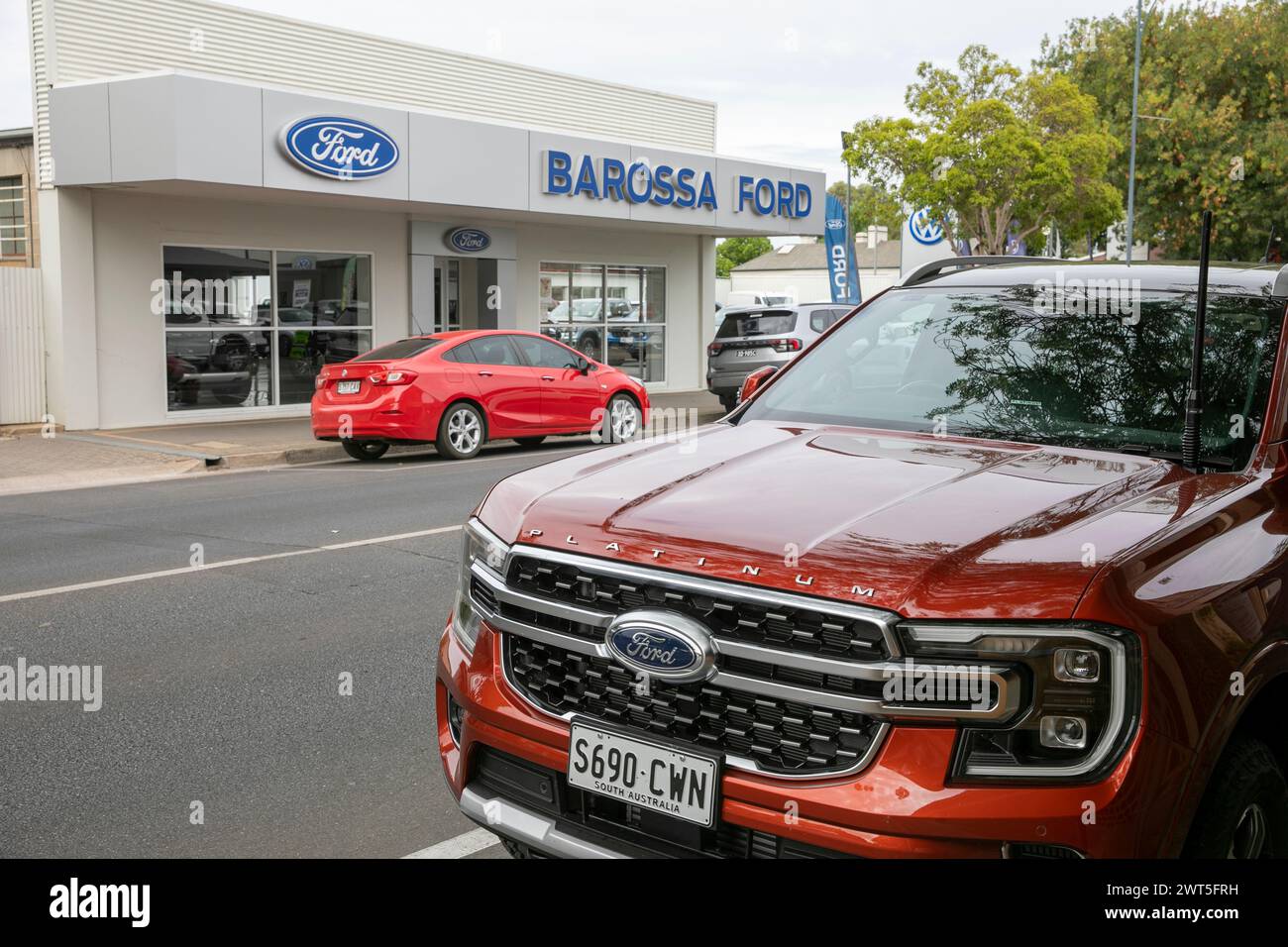 Barossa Ford car dealership in Tanunda with Ford Everest tan car parked