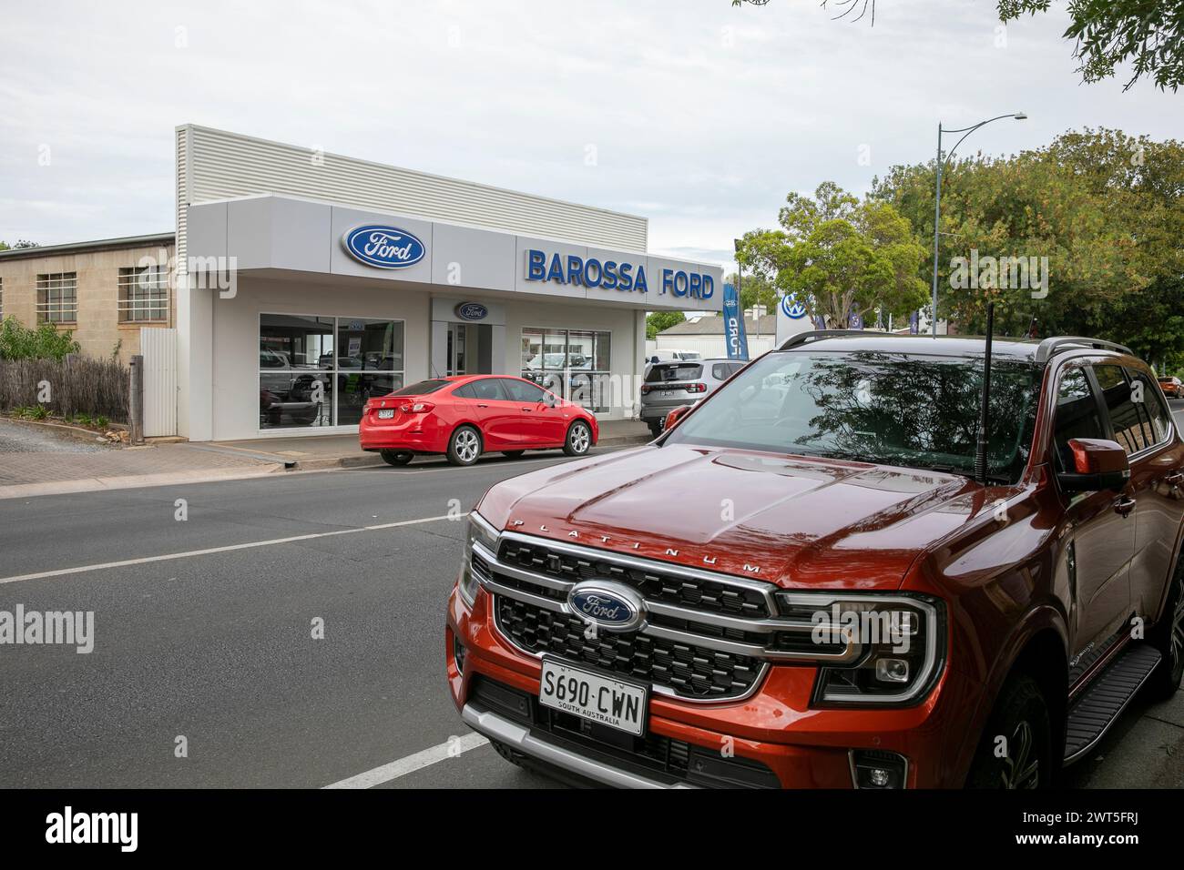 Barossa Ford car dealership in Tanunda with Ford Everest tan car parked