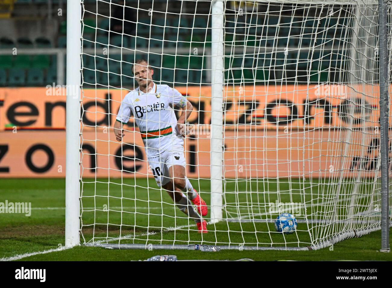 Palermo, Italy. 15th Mar, 2024. Joel Pohjanpalo (Venezia F.C.) scores a goal during the Italian Serie BKT match between Palermo F.C. vs. Venezia F.C. on 15th of March 2024 at the Renzo Barbera stadium in Palermo, Italy Credit: Independent Photo Agency/Alamy Live News Stock Photo
