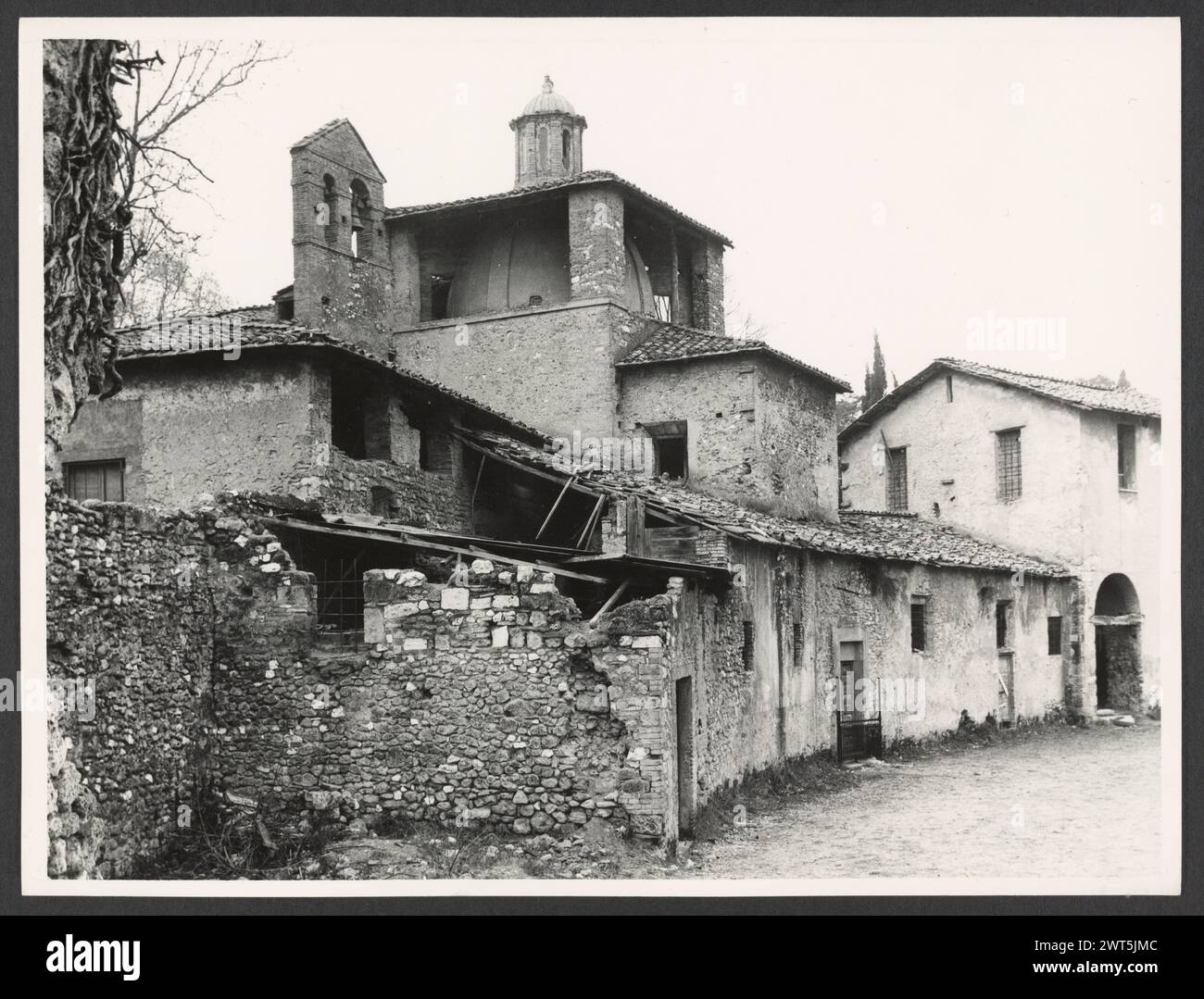 Umbria Terni Terni S. Maria del Monumento. Hutzel, Max 1960-1990 Exterior views: poorly preserved 14th-century church and cloister. Interior views include a romanesque chapel of the previous church. Most views are of the 15th-century frescoes: the Legend of the Golden Apple from the life of St. Clare, St. Leonard, St. Valentine, St. Anastasia, St. Jerome and the Madonna and Child. Object Notes: Hutzel photo campaign date: October 5, 1982. Hutzel developed two prints for 14 of his 18 negatives; hence, there are almost twice as many prints as there are negatives. The prints have been renumbered, Stock Photo