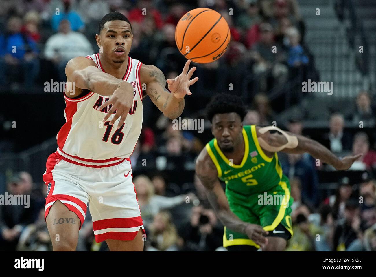 Arizona forward Keshad Johnson (16) passes against Oregon during the