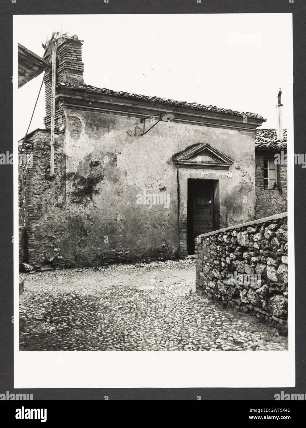 Lazio Rieti Roccantica S. Caterina. Hutzel, Max 1960-1990 Exterior views of the church facade. All interior views of the late gothic frescoes by Pietro Coleberti da Priverno (1430). German-born photographer and scholar Max Hutzel (1911-1988) photographed in Italy from the early 1960s until his death. The result of this project, referred to by Hutzel as Foto Arte Minore, is thorough documentation of art historical development in Italy up to the 18th century, including objects of the Etruscans and the Romans, as well as early Medieval, Romanesque, Gothic, Renaissance and Baroque monuments. Image Stock Photo