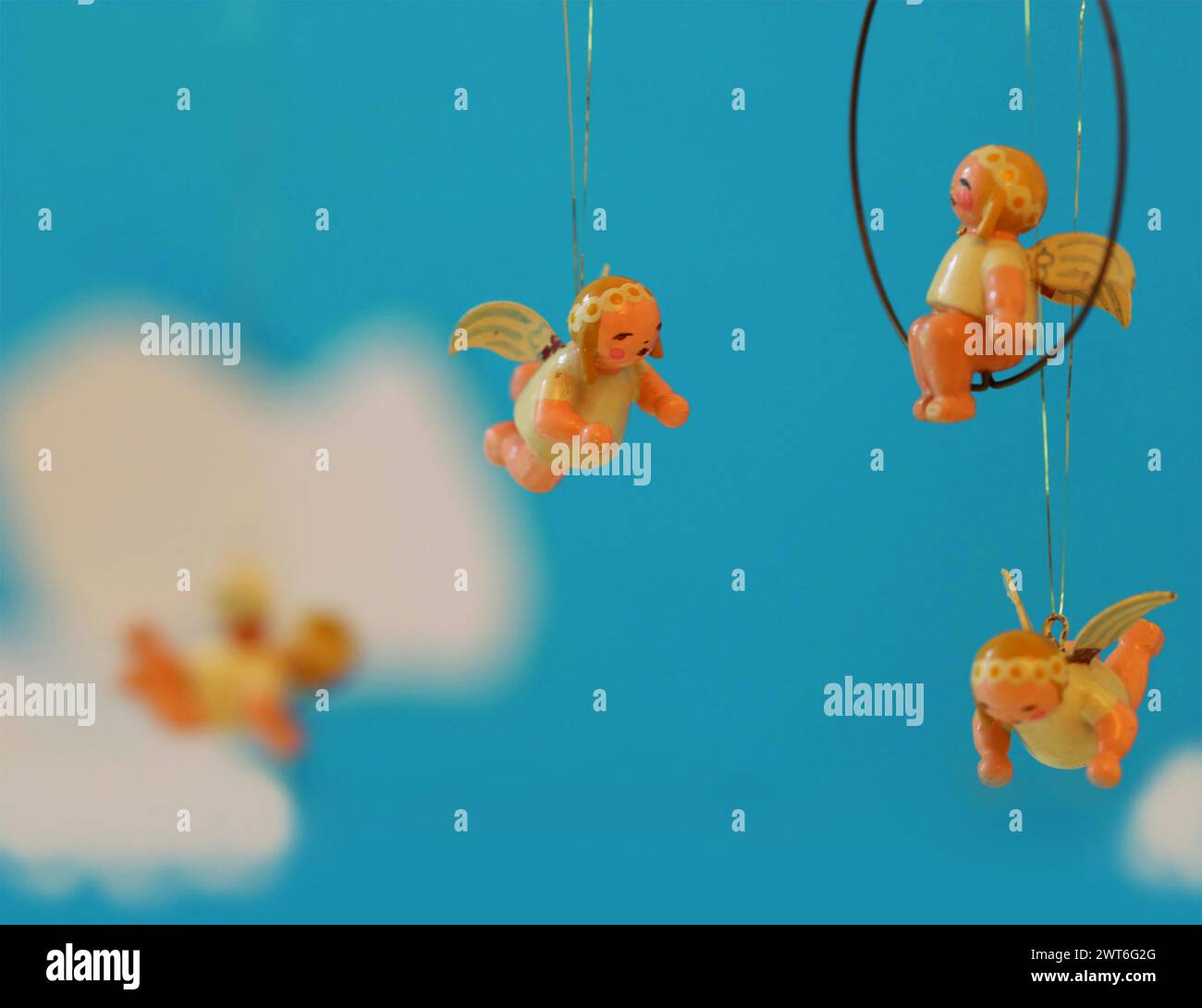 Niedliche kleine weihnachtliche Engel schwebend vor einem himmelblauen ...