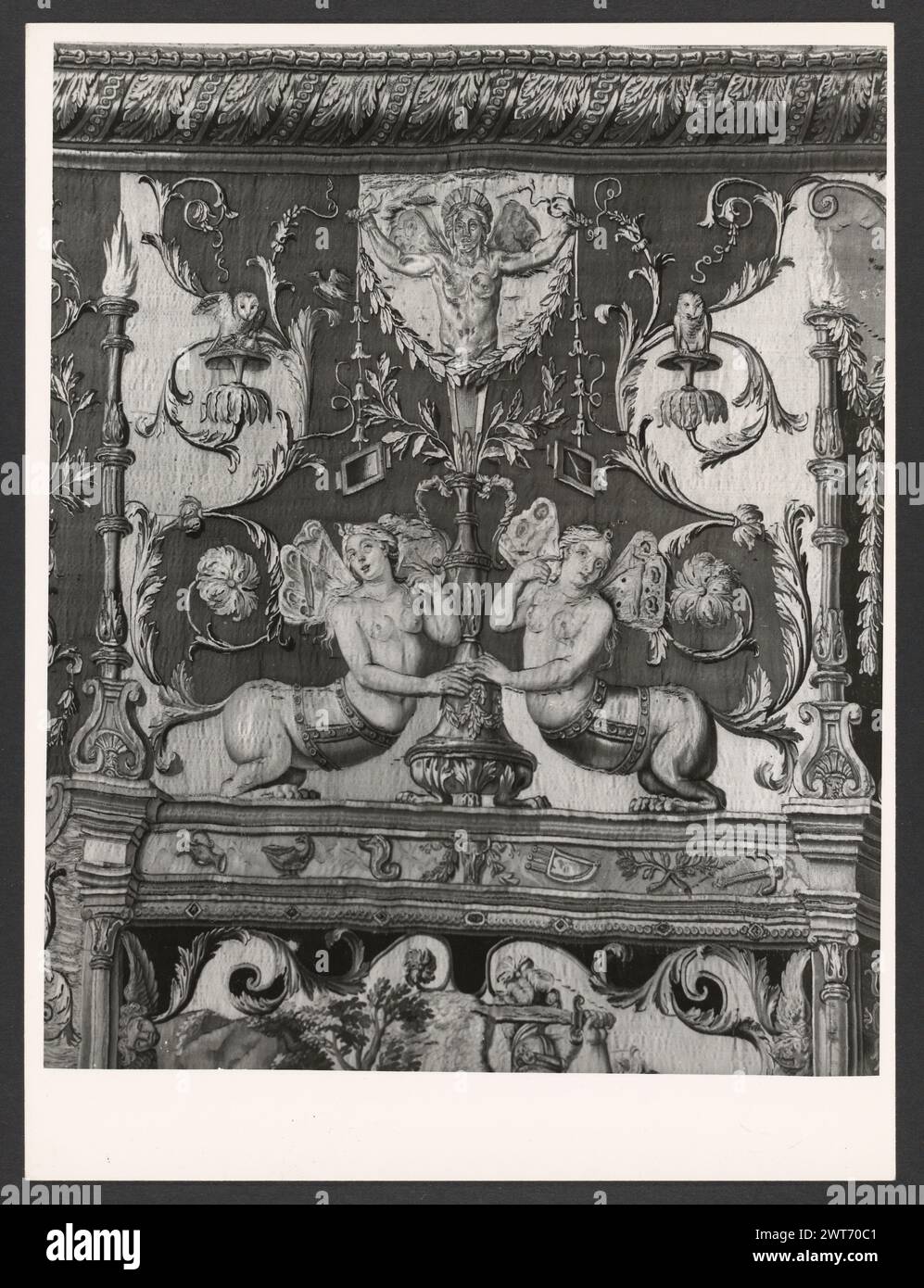 Interior with medieval furniture hi-res stock photography and images - Alamy, image size:997x1390