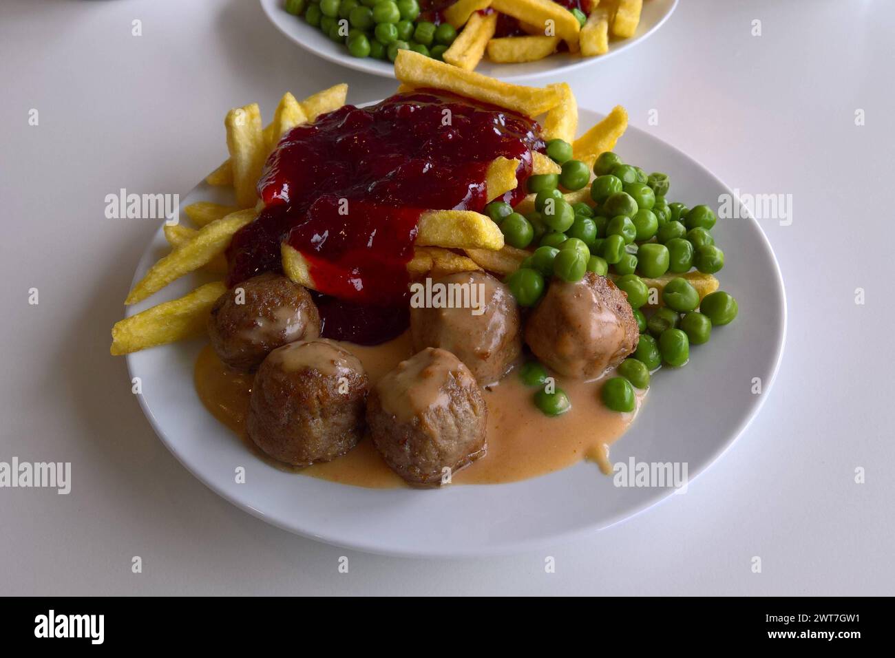 Ikea Food - Restaurant. Köttbullar mit Pommes und Erbsen *** Ikea Food ...