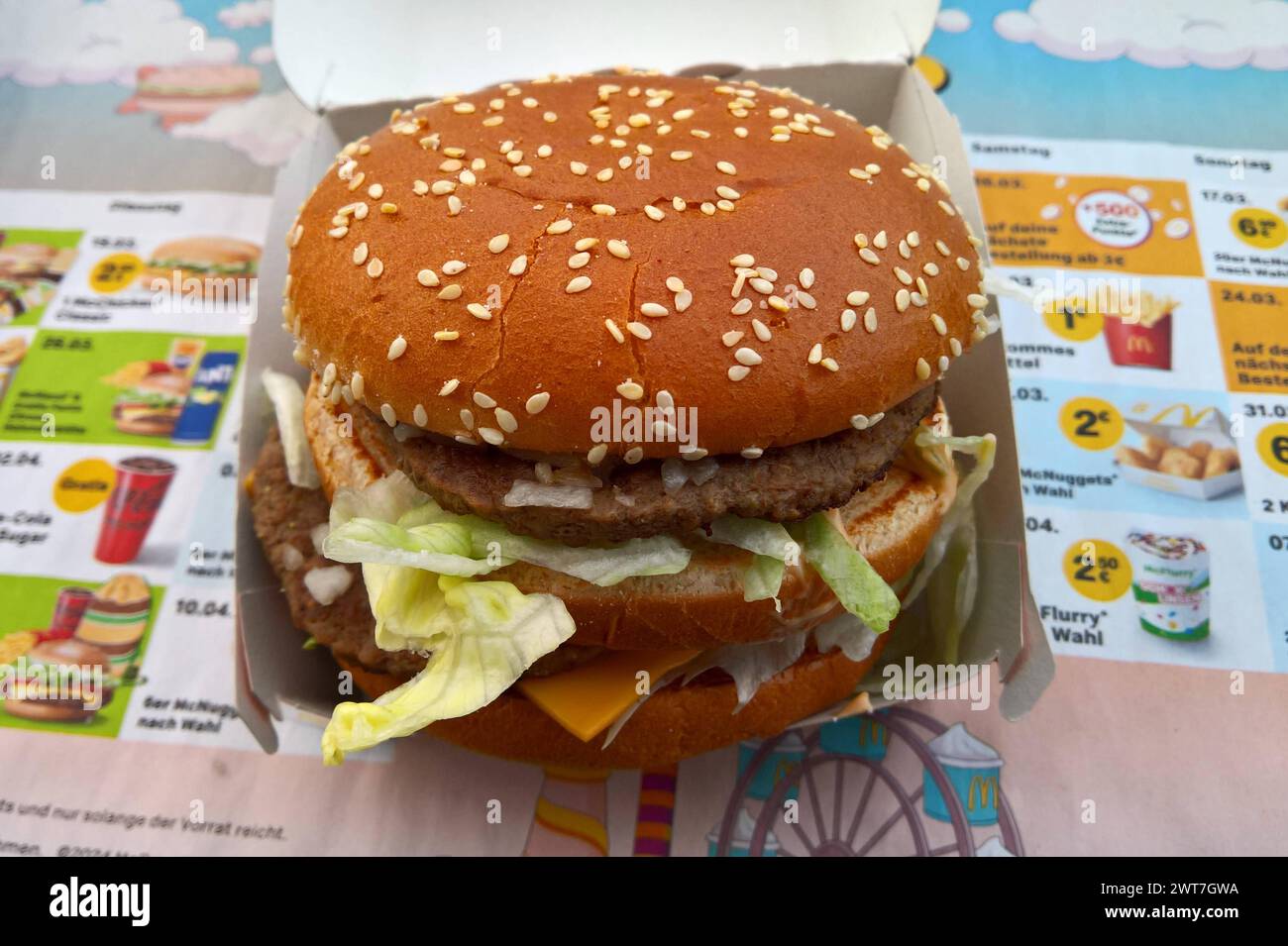 Der Big Mac, in Deutschland früher auch als Big Mäc bezeichnet, ist eine doppelstöckige Cheeseburger-Variante des Fast-Food-Konzerns McDonald. Die McDonalds Corporation ist ein US-amerikanischer Betreiber und Franchisegeber von weltweit vertretenen Schnellrestaurants und der umsatzstärkste Fastfood-Konzern der Welt *** The Big Mac, formerly known as the Big Mäc in Germany, is a double-decker cheeseburger variant of the McDonalds fast food group The McDonalds Corporation is an American operator and franchisor of fast food restaurants worldwide and the worlds highest-selling fast food group Stock Photo