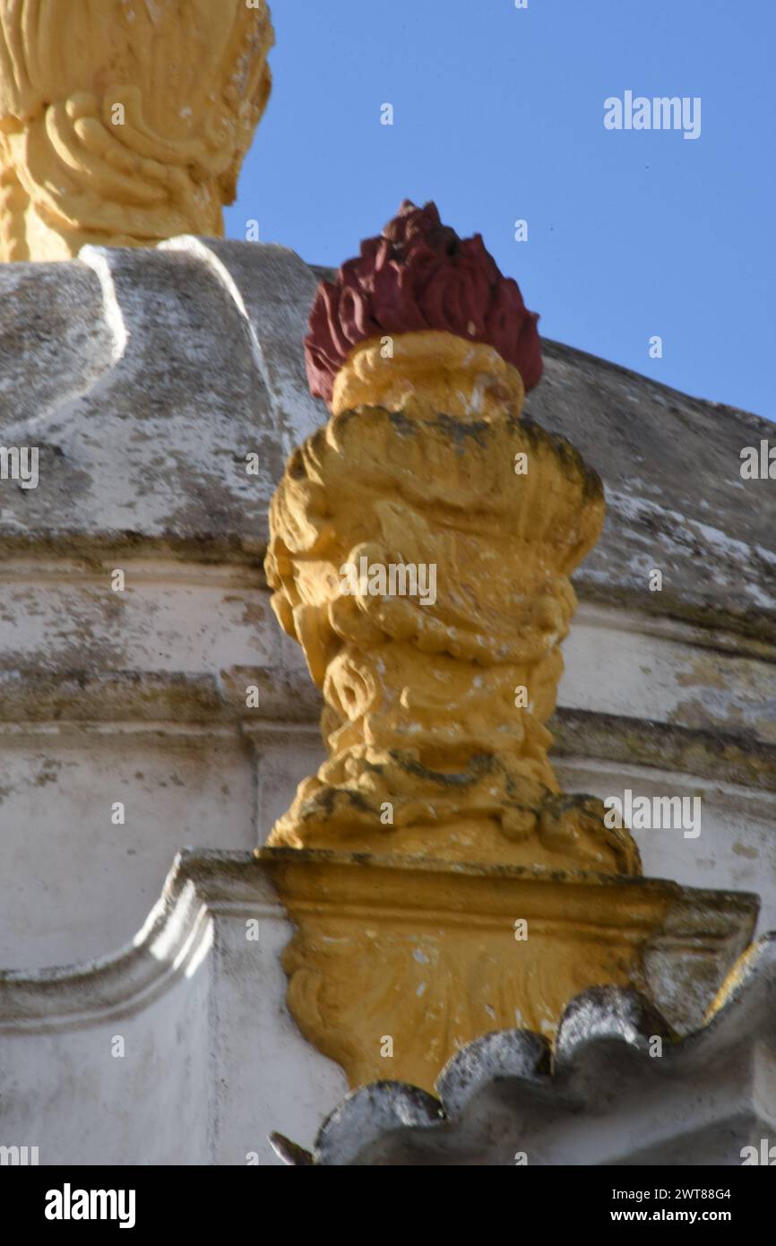 Une sculpture en forme de flemme sur un édifice à Faro Stock Photo