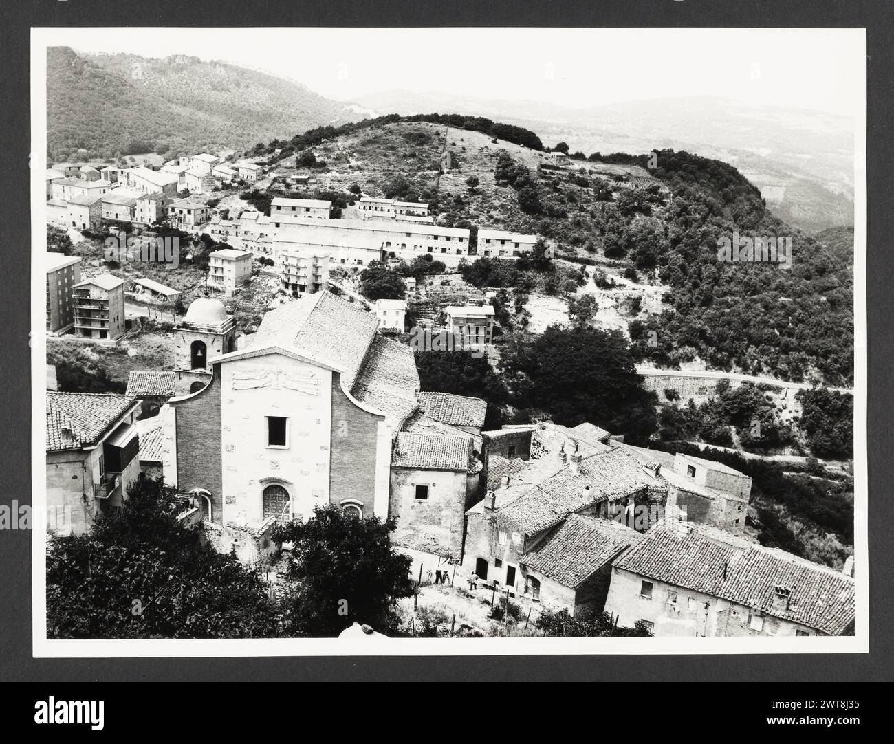 Lazio Frosinone Roccasecca Panoramic views. Hutzel, Max 1960-1990 Post-medieval: Architecture. Panoramic views of the city. German-born photographer and scholar Max Hutzel (1911-1988) photographed in Italy from the early 1960s until his death. The result of this project, referred to by Hutzel as Foto Arte Minore, is thorough documentation of art historical development in Italy up to the 18th century, including objects of the Etruscans and the Romans, as well as early Medieval, Romanesque, Gothic, Renaissance and Baroque monuments. Images are organized by geographic region in Italy, then by pro Stock Photo