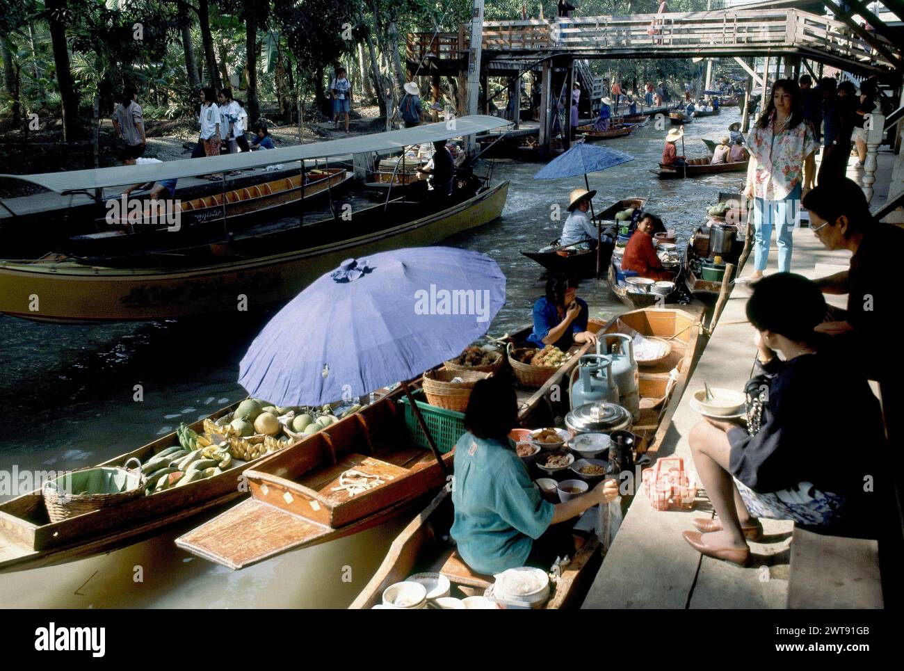 VENDEDORA EN BARCA VENDIENDO COMIDA YA COCINADA - FOTO AÑOS 90. Location: MERCADO FLOTANTE. BANGKOK. TAILANDIA. Stock Photo