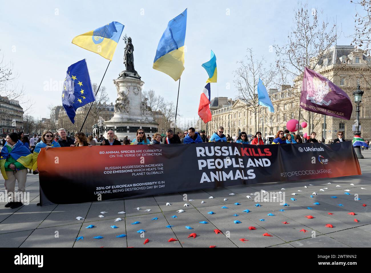 Les manifestants Ukrainiens se sont joint à la marche parisienne pour le 13ème anniversaire de la révolution Syrienne Stock Photo
