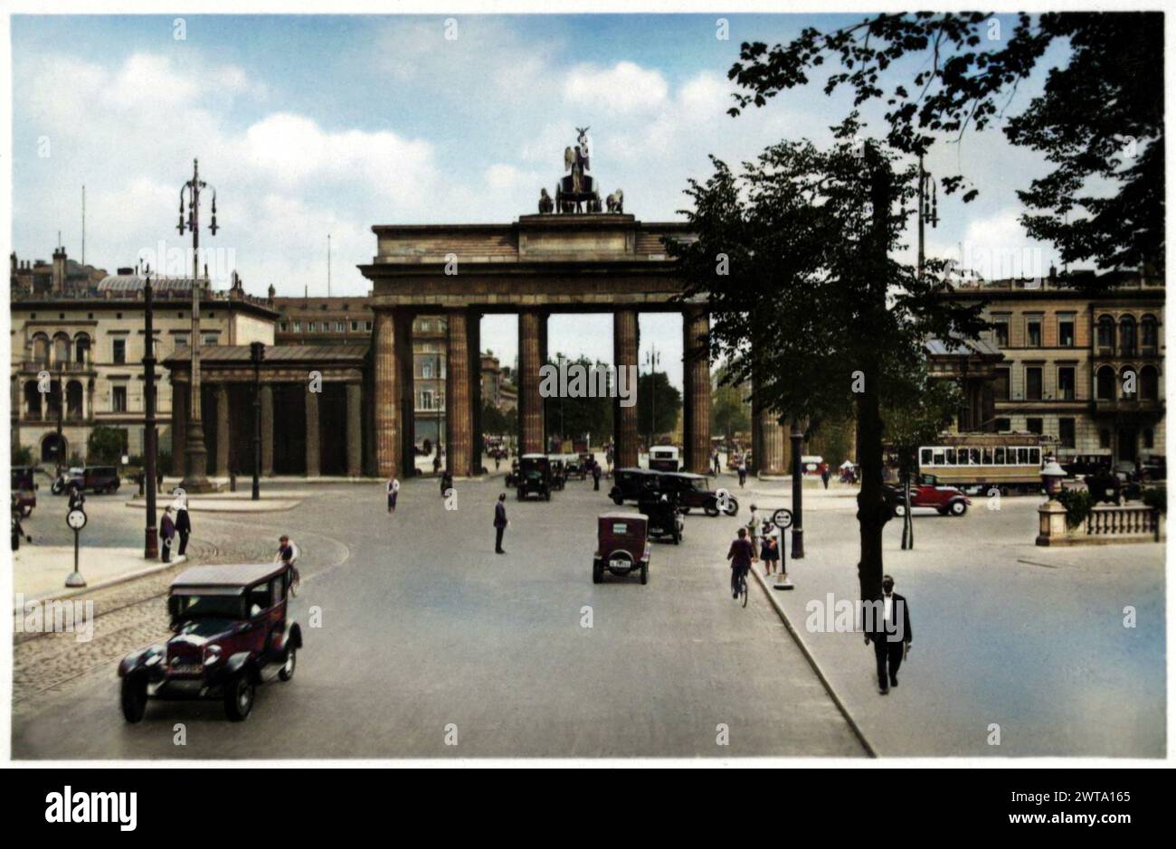 1928 c. , BERLIN , GERMANY : The BRANDENBURGER TOR ( Brandenburg Gate ). Is an 18th-century Neoclassical monument in Berlin , built on the orders of the King of Prussia Frederick William II after restoring the Orangist power by suppressing the Dutch popular unrest . Unknown photographer . DIGITALLY COLORIZED . - GERMANIA - PORTA DI BRANDEBURGO - BERLINO - FOTO STORICHE - HISTORY - GEOGRAFIA - GEOGRAPHY -  ARCHITECTURE - ARCHITETTURA - FOTO STORICA - PANORAMA  - STILE NEOCLASSICO - cars - automobili - traffico urbanocittadino - urban traffic ---  Archivio GBB Stock Photo