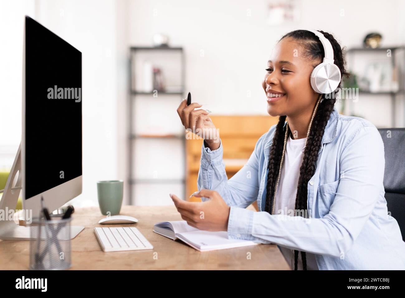 Friendly black lady student hi-res stock photography and images - Alamy