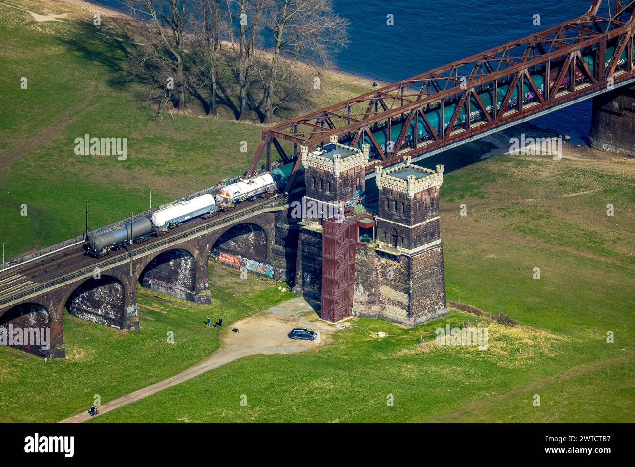 Luftbild, Hochfelder Eisenbahnbrücke mit Brückenturm Rheinhausen Duisburg über den Fluss Rhein, historische Sehenswürdigkeit, Friemersheim, Duisburg, Ruhrgebiet, Nordrhein-Westfalen, Deutschland, Duisburg-S ACHTUNGxMINDESTHONORARx60xEURO *** Aerial view, Hochfelder railroad bridge with bridge tower Rheinhausen Duisburg over the river Rhine, historical sight, Friemersheim, Duisburg, Ruhr area, North Rhine-Westphalia, Germany, Duisburg S ACHTUNGxMINDESTHONORARx60xEURO Stock Photo