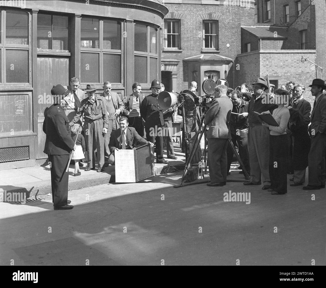Filming the EALING comedy PASSPORT TO PIMLICO 1949 on location in a large bombsite in Lambeth Director HENRY CORNELIUS  Screenplay T.E.B. CLARKE Music GEORGES AURIC Ealing Studios Stock Photo
