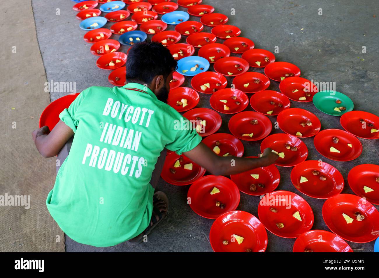 March 17, 2024, Dhaka, Dhaka, Bangladesh A volunteer prepares Ramadan Iftar for the homeless at