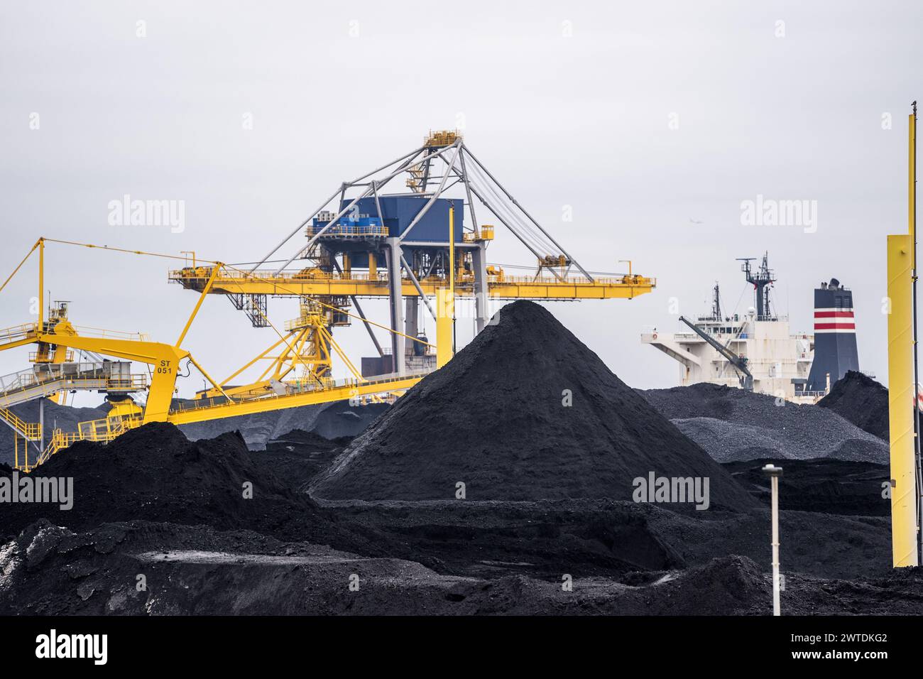IJMUIDEN - Steel factory Tata Steel Netherlands. Various organizations have gone to court to object to a permit under the Nature Management Act, which Tata Steel has received for the construction of an artificial dune made of steel slag. ANP JEROEN JUMELET netherlands out - belgium out Credit: ANP/Alamy Live News Stock Photo