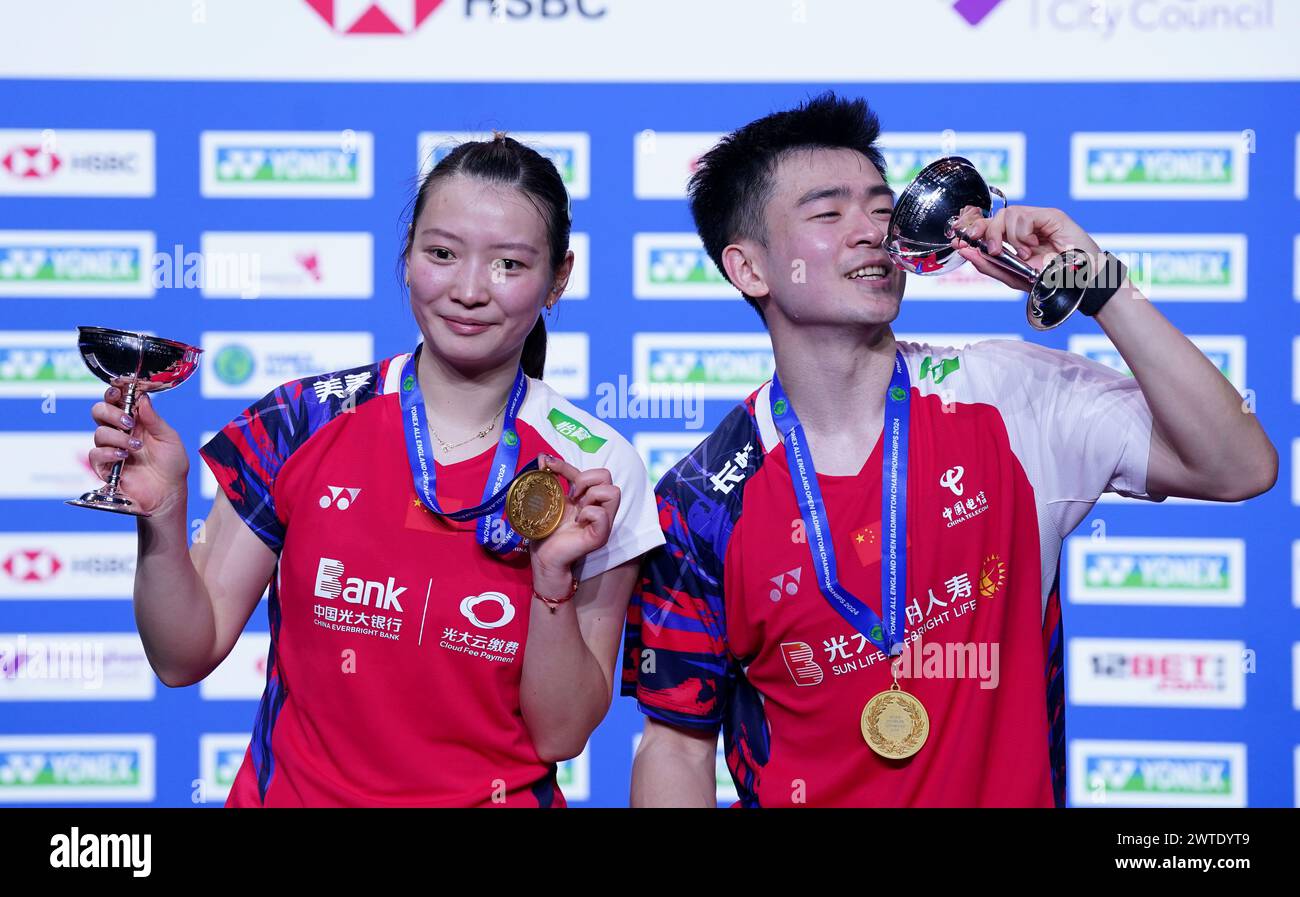 China's Huang Ya Qiong and Zheng Si Wei pose with their trophies ...