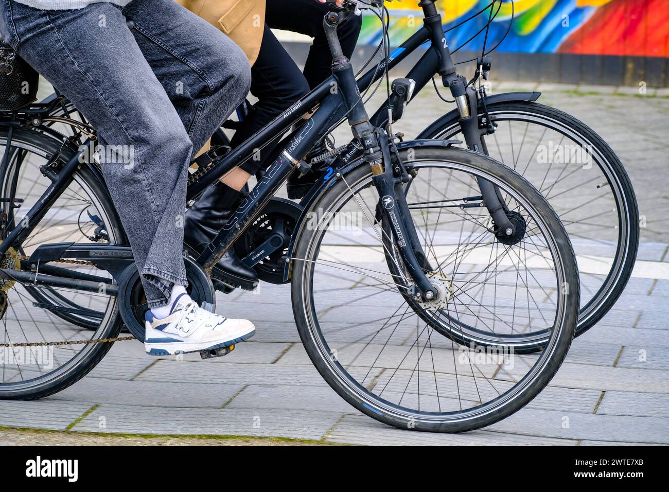 Düsseldorf 17.03.2024 Fahrrad Fahrräder Mobilitätswende Fahrradfahrer Radspeichen Speichenräder Düsseldorf Nordrhein-Westfalen Deutschland *** Düsseldorf 17 03 2024 bicycle bicycles mobility turnaround cyclist wheel spokes spoke wheels Düsseldorf North Rhine-Westphalia Germany Stock Photo