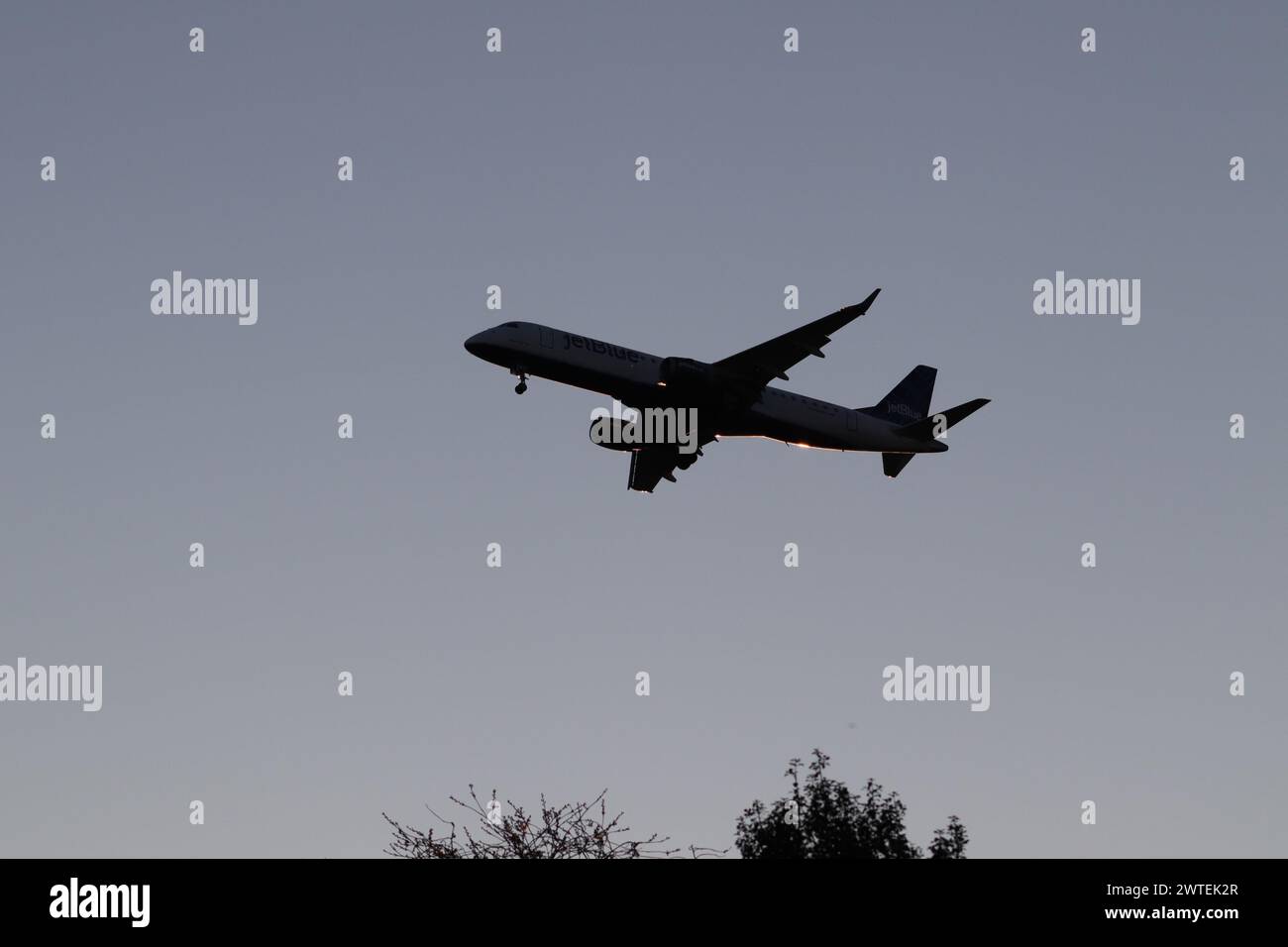 JetBlue plane flying into Reagan National Airport in Washington, D.C. Stock Photo
