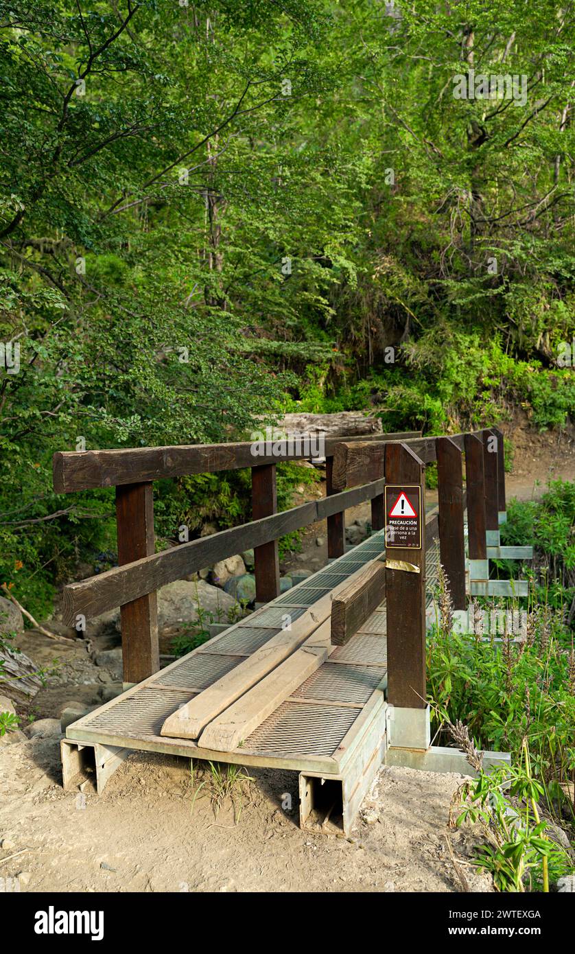 puente de madera en la montaña Stock Photo